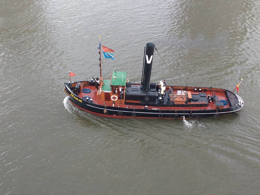 Tug Spanje with Zwarte Piet on board