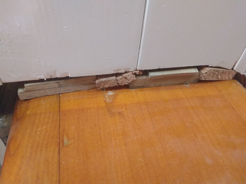 Makeshift Mast Wedge. Sailing Yacht Truce.