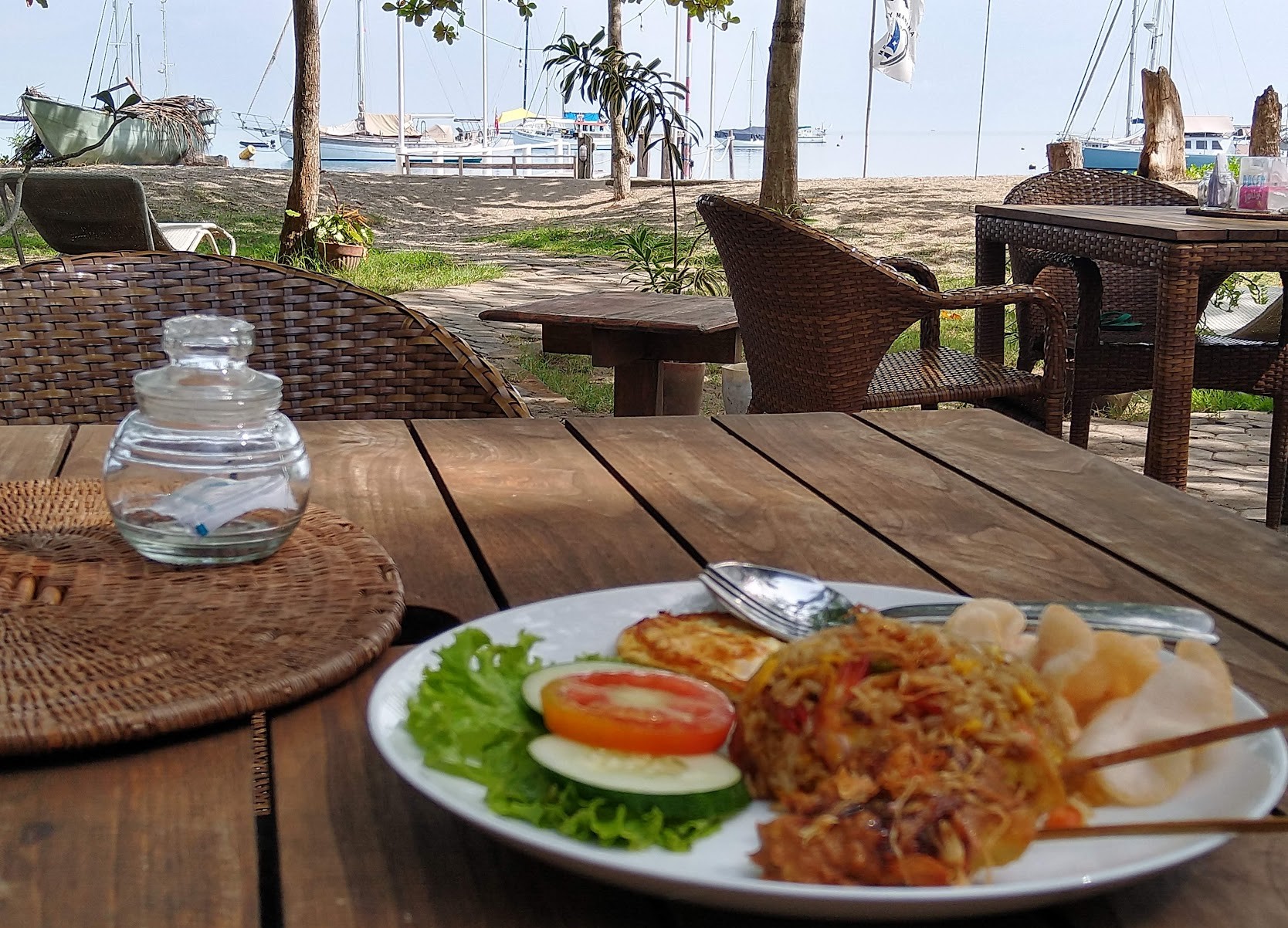 Medana Bay Marina Breakfast. Photo Ray Penson