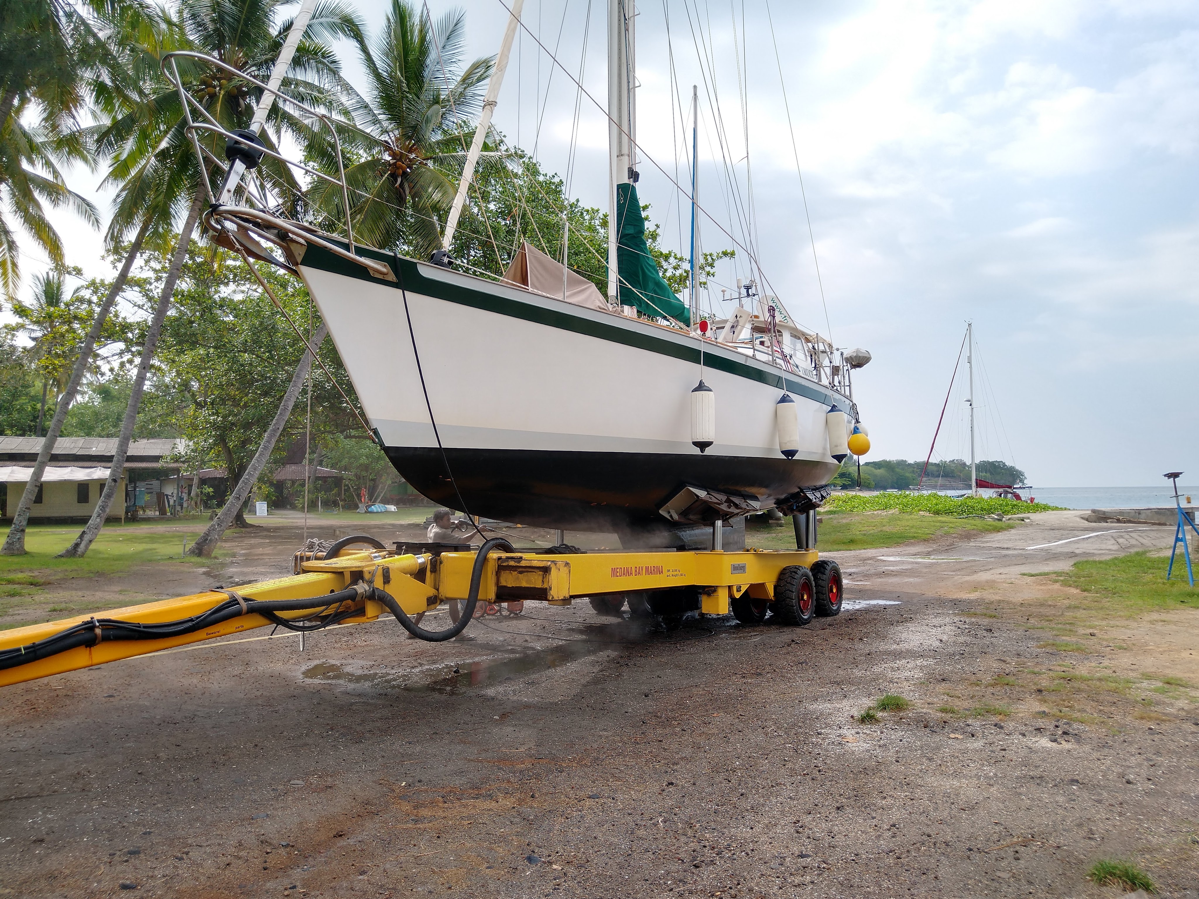 Hauling Out at Medana Bay Marina. Photo Ray Penson