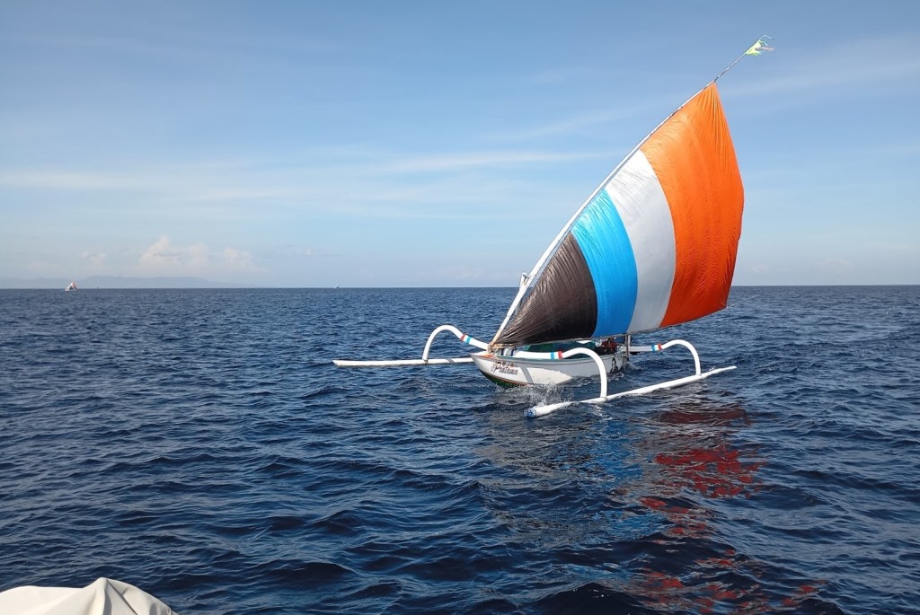 Fishing boat returning on the afternoon breeze. Photo Ray Penson