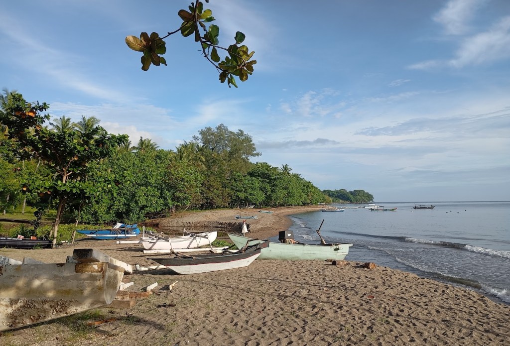 Early morning Medana Bay Marina. Photo Ray Penson