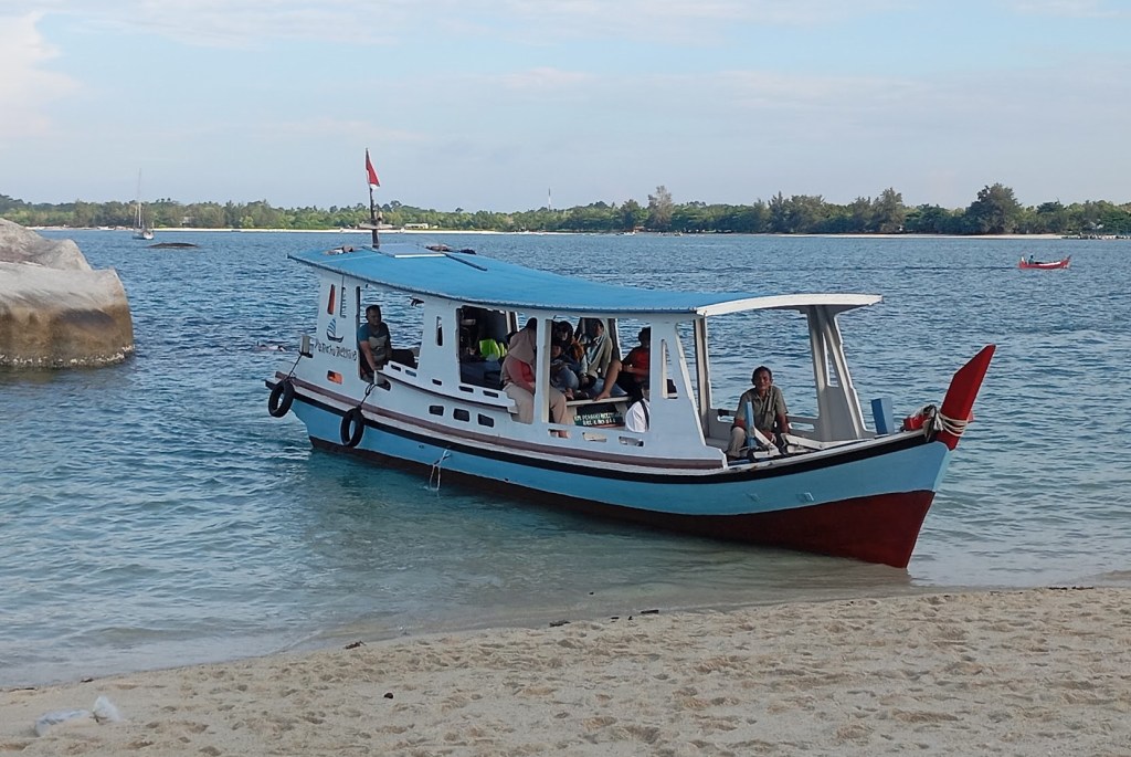 Local tourist boat at Garuda Rock. Photo Ray Penson