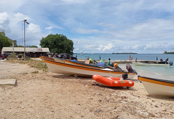 Market boat landing in Kavieng, doing a diesel fuel resupply run. Photo Ray Penson