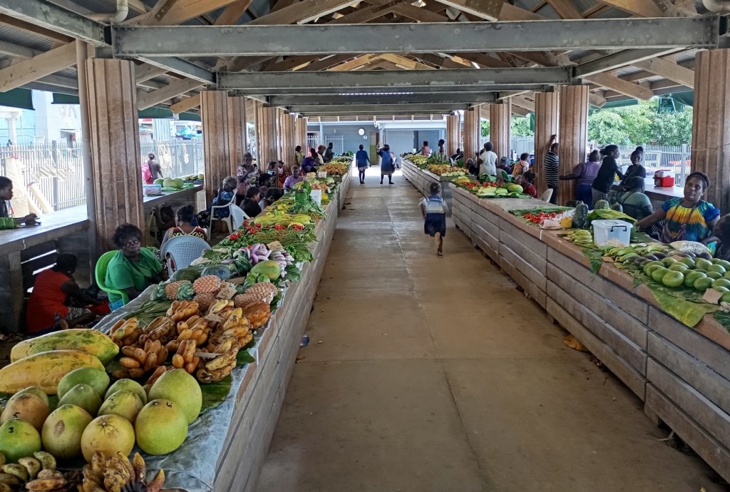 Gizo fresh market, so well organised, what a lovely way to shop for fruit and Veggies. Photo Ray Penson