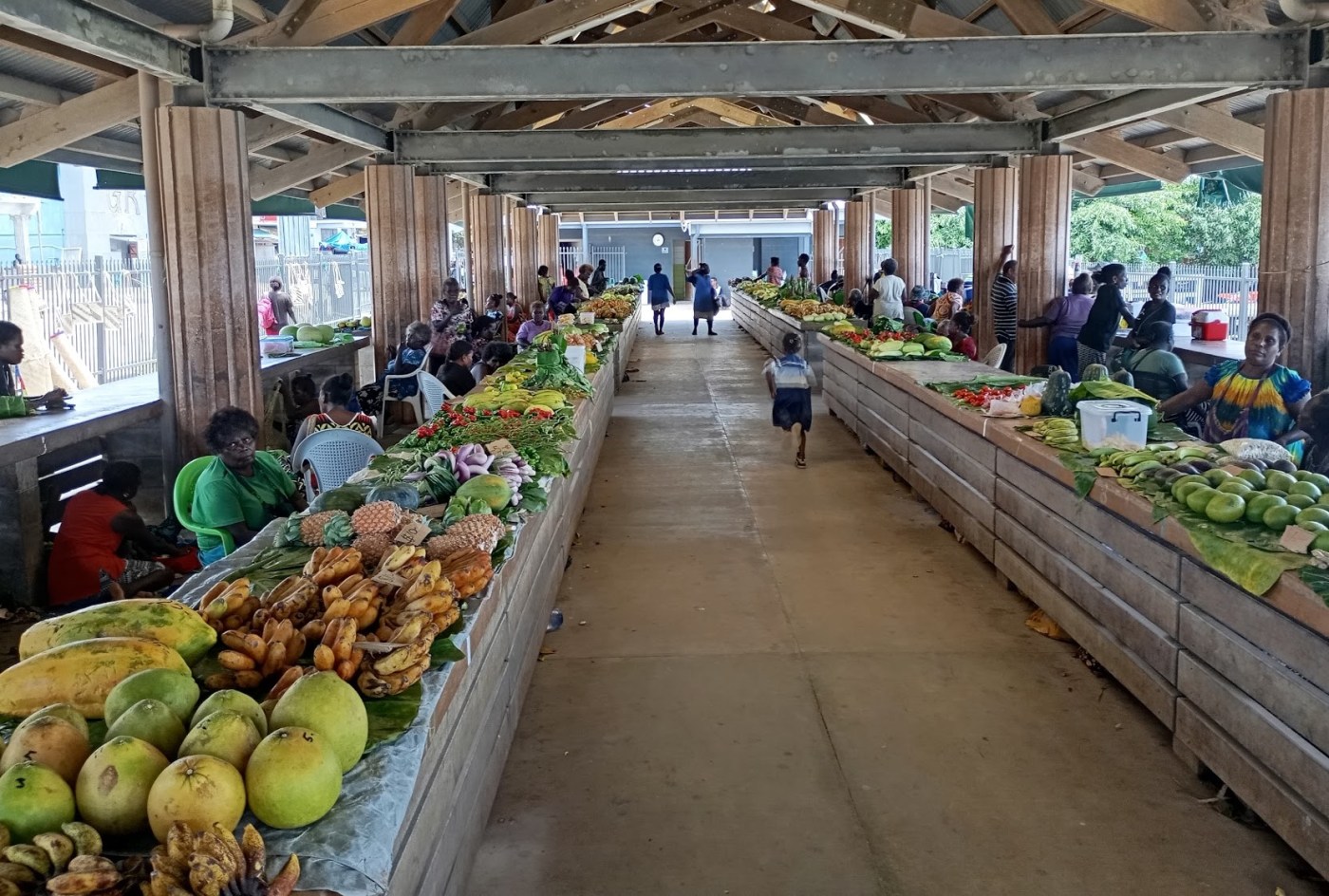 Gizo fresh market, so well organised, what a lovely way to shop for fruit and Veggies. Photo Ray Penson